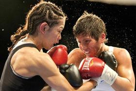 La estadounidense Eileen Olszewski (i) y la rusa Anastasia Toktoulova (d)