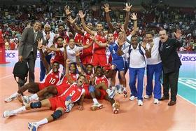 El equipo cubano de voleibol masculino celebra la medalla de bronce conseguida en la Liga Mundial 2012