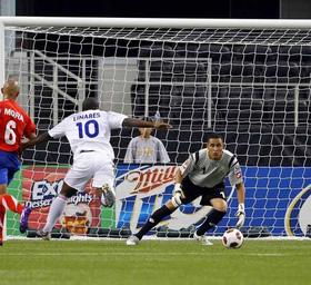 El jugador Roberto Linares (i) de Cuba intenta anotar contra Costa Rica, el domingo 5 de junio de 2011, durante su partido de la Copa de Oro en el estadio de los Vaqueros en Arlington (EE.UU.)