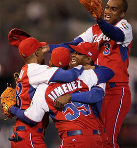 (De izq. a der.) Héctor Olivera, Ismel Jiménez, Leslie Anderson y Luis Miguel Navas celebran la victoria ante Australia, Mexico DF, 10 de marzo de 2009. 