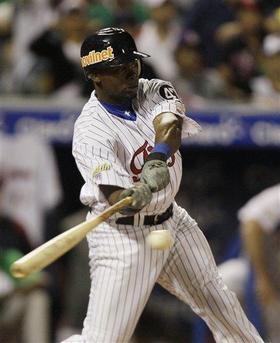 Adonis García durante un juego de la Serie del Caribe contra República Dominicana. (Foto AP)