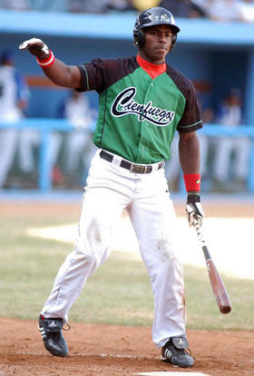 Yasiel Puig durante un juego con los Elefantes de Cienfuegos