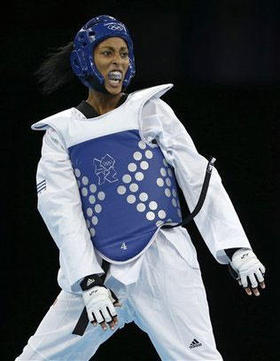 Glenhis Hernández, durante el combate ante la marroquí Wiam Dislam en la categoría de los 67 kilogramos del taekwondo en los Juegos Olímpicos. Londres, 11 de agosto de 2012. (AP)