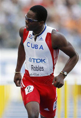 Dayron Robles, al llegar a la meta en la clasificación de los 110 metros con vallas. Mundial de Atletismo de Berlín, Alemania, 19 de agosto de 2009. (AP) Dayron Robles, al llegar a la meta en la clasificación de los 110 metros con vallas. Mundial de Atletismo de Berlín, Alemania, 19 de agosto de 2009. (AP)