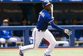 Adeiny Hechavarría, de los Azulejos de Toronto, propinó un doble este sábado frente a los Yanquis de Nueva York. (Foto: AFP) Adeiny Hechavarría, de los Azulejos de Toronto, propinó un doble este sábado frente a los Yanquis