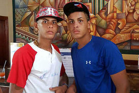 Roberto (13 años) y Raúl Campos (14) abandonaron el equipo cubano de béisbol en República Dominicana (foto suministrada por Organizadores Torneo Punta Cana)
