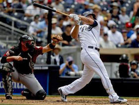 El pelotero cubano Yonder Alonso juega para los Padres de San Diego