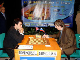 Leinier Domínguez durante la partida contra el ruso Alexander Grischuk. Torneo Internacional de Ajedrez Ciudad de Linares. Jaen, España, 19 de febrero de 2009.