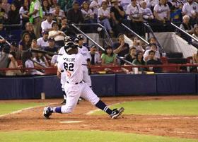 El cubano Michel Abreu, de los Sultanes de Monterrey en el béisbol mexicano