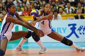 Dos jugadoras del equipo cubano de voleibol femenino. Foto: AIN. Dos jugadoras del equipo cubano de voleibol femenino. Foto: AIN