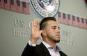 El pelotero José Fernández durante la ceremonia de juramento que lo convirtió en ciudadano estadounidense