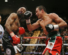 Joel Casamayor (izq.), noqueado por el mexicano Juan Manuel Márquez en Las Vegas. (AP)