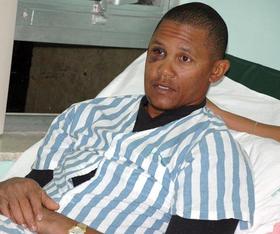 El pitcher, Norge Luis Vera en el hospital Hermanos Amejeiras. La Habana, 10 de noviembre de 2009. (Cubadebate)