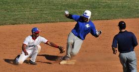 El jugador del equipo estadounidense Lakers, de la Universidad Grand Valley en Michigan (EEUU), Mitchell Kozlowski (c), llega a segunda base ante la mirada del jugador de la selección cubana, Rudelis García (i), el sábado 7 de enero de 2012, durante un juego amistoso realizado en La Habana (Cuba). (EFE) El jugador del equipo estadounidense Lakers, de la Universidad Grand Valley en Michigan (EEUU), Mitchell Kozlowski (c), llega a segunda base ante la mirada del jugador de la selección cubana, Rudelis García (i)