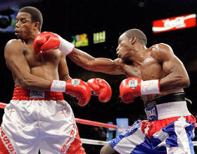 Pelea de Erislandy Lara (dcha.) y Chris Gray, en el MGM Grand, en Las Vegas, el 2 de mayo de 2009. (AP)