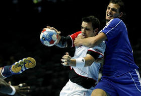 Carlos Ruesga (España) y Daimaro Amador (Cuba), durante el Campeonato Mundial de Balonmano, en Croacia, el 18 de enero de 2009. (REUTERS)