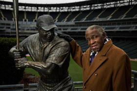 Orestes Miñoso al lado de su estatua que aparece en el Cellular Field de Chicago, el pasado 14 de noviembre. Orestes Miñoso al lado de su estatua que aparece en el Cellular Field de Chicago, el pasado 14 de noviembre