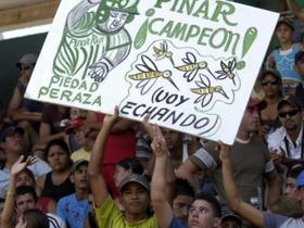 Seguidores de Pinar del Río exhiben cartel de apoyo a su equipo