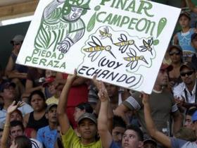 Seguidores de Pinar del Río exhiben cartel de apoyo a su equipo Seguidores de Pinar del Río exhiben cartel de apoyo a su equipo