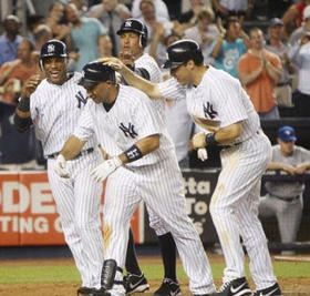 Miembros del equipo de los Yanquis felicitan al cubano Raúl Ibáñez