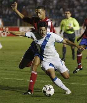 El guatemalteco Mario Rodríguez (de blanco) lucha por el balón con el cubano Silvio Pedro Miñoso. (AP)