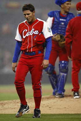 El pitcher Yunieski Maya en el cuarto inning del juego con Japón, en San Diego, el 18 de marzo de 2009. (Reuters)