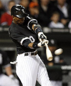 Alexei Ramírez, de los Medias Blancas de Chicago, propina un jonrón en el séptimo inning del juego contra los Indios de Cleveland, el 7 de julio de 2009, en Chicago. (AP)