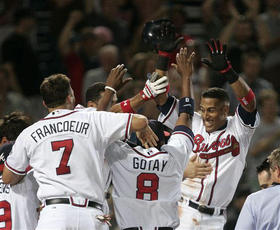 Yunel Escobar (a la derecha) celebra la victoria con su equipo
