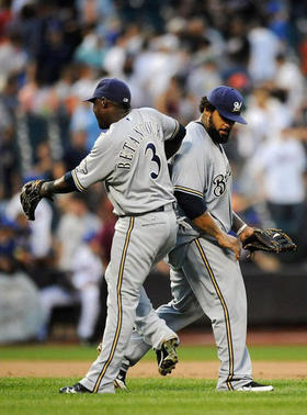 Yuniesky Betancourt celebra la victoria de los Cerveceros de Milwaukee frente a los Mets de Nueva York. En el Citi Field, Nueva York, el 20 de agosto de 2011.