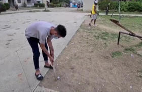 Jóvenes cubanos improvisan un campo de golf