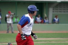 El pelotero cubano Aledmis Díaz durante un partido con la selección cubana en 2011