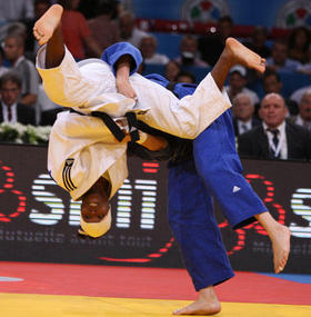 La judoca cubana Maricet Espinosa frente a la eslovaca Urska Zolnir