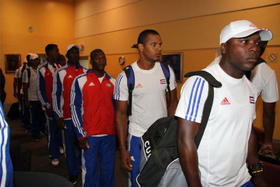 El equipo Cuba de béisbol llegó en horas de la noche al aeropuerto de Managua. Foto: Lisandro Roque (El Nuevo Diario)