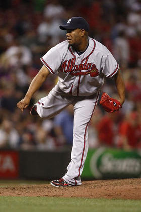 Liván Hernández, durante un juego entre los Bravos de Atlanta y los Rojos de Cincinnati, el 21 de mayo de 2012.