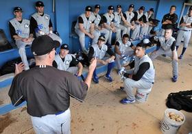 El entrenador del equipo estadounidense Lakers, de la Universidad Grand Valley en Michigan, Steve Lyon (d), habla con sus jugadores, el jueves 5 de enero del 2012, durante un amistoso ante la selección cubana, realizado en La Habana