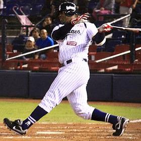 El cubano Michael Abreu, al bate con los Sultanes de Monterrey. El cubano Michael Abreu, al bate con los Sultanes de Monterrey