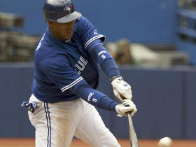 El cubano Yunel Escobar juega para los Azulejos de Toronto en las Grandes Ligas