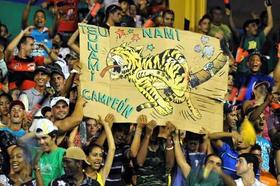 Seguidores del equipo Pinar del Río alientan a sus jugadores durante el partido contra Ciego de Ávila el viernes 29 de abril de 2011, en la ciudad de Pinar del Río. (EFE) Seguidores del equipo Pinar del Río alientan a sus jugadores durante el partido contra Ciego de Ávila el viernes 29 de abril de 2011, en la ciudad de Pinar del Río.