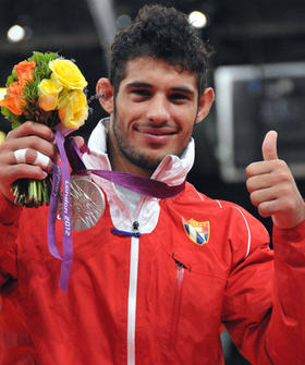 Asley González con la medalla de plata. Foto: Ricardo López Hevia