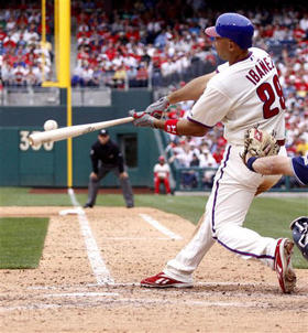 Raúl Ibáñez, durante un juego de los Filis de Filadelfia contra los Padres de San Diego, el 19 de abril de 2009, en Filadelfia. (AP)