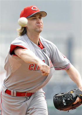 El pitcher Bronson Arroyo, durante el juego entre los Rojos y los Piratas, el 24 de septiembre de 2009. (AP)