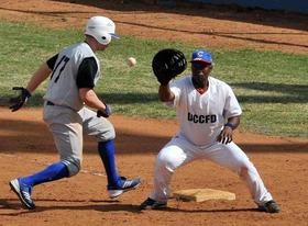 El jugador de la selección cubana Dary Bartolomé (d) atrapa la pelota ante el estadoundiense Derryk Strzalkowski (i), integrante del equipo Lakers, de la Universidad Grand Valley en Michigan, el jueves 5 de enero del 2012, durante un amistoso realizado en La Habana