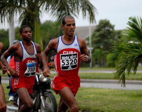 El maratonista Aguelmis Rojas (al frente) durante la carrera Marabana 2008. La Habana, 16 de noviembre de 2008. (Prensa Latina)