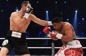 El ucraniano Vitali Klitschko y Odlanier Solís, durante la pelea en el Campeonato Mundial de Pesos Pesados