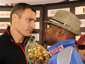 El ucraniano Vitali Klitschko (izq), campeón de los pesos pesados del CMB, y el cubano Juan Carlos Gómez se retan. Stuttgart, Alemania, 16 de marzo de 2009