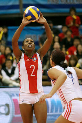 La pasadora cubana Yanelis Santos, en partido disputado en Japón, 2007