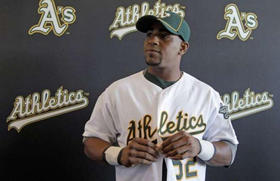 El pelotero cubano Yoenis Céspedes con la camiseta de su actual equipo, Los Atléticos. (Foto: Darron Cummings)