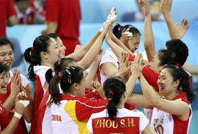 Las jugadoras del equipo chino de voleibol celebran la medalla de bronce. (AP)