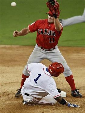 Giorbis Duvergel y el canadiense Stubby Clapp, durante el juego Cuba-Canadá, el 14 de agosto de 2008. (AP)