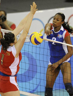 Yanelis Santos golpea el balón ante la china Wang Yimei. (AP) 